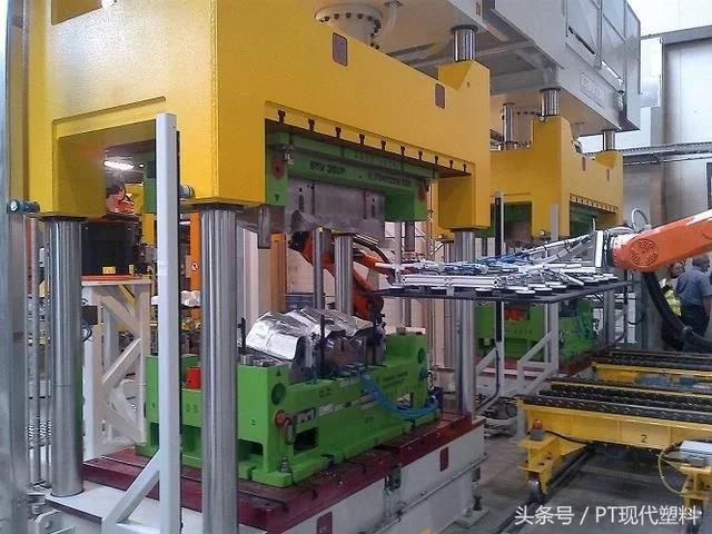 阻隔汽車(chē)排氣管釋放的熱量這條自動(dòng)化的鋁質(zhì)隔熱板生產(chǎn)線功不可沒(méi)