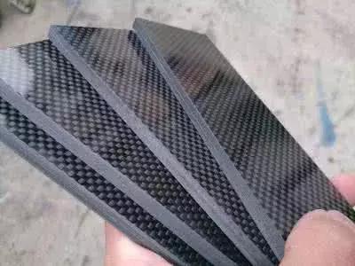 未來顛覆轎車的兩個技能就是，碳纖維新資料，智能化。